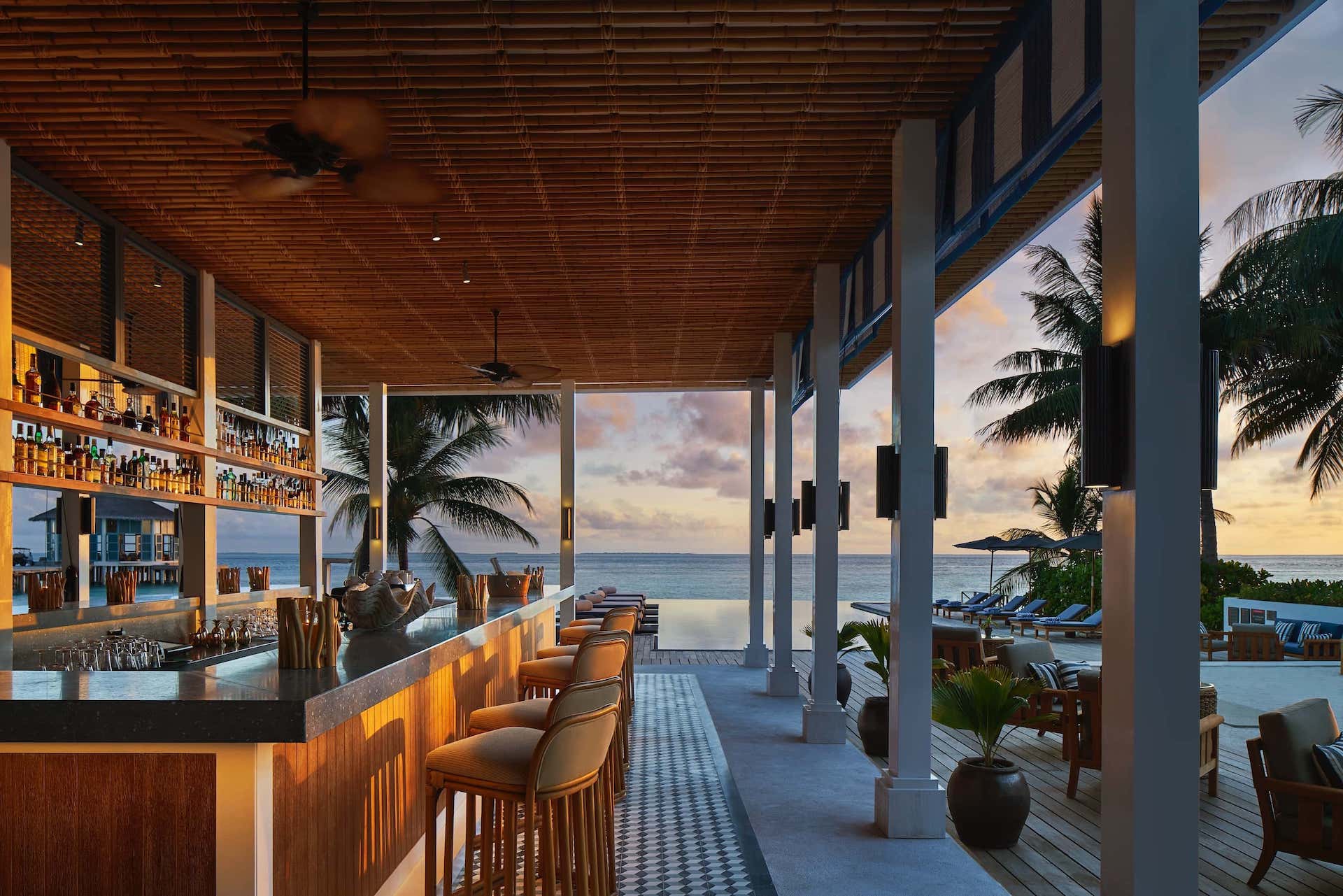 Long Bar Raffles Maldives Meradhoo Resort, фото