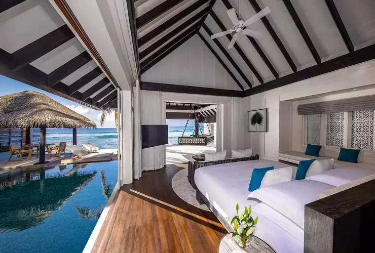 Новая концепция питания и другие сюрпризы от Naladhu Private Island Maldives после реновации Интерьер спальни и терраса с бассейном на вилле Ocean House в отеле Naladhu Private Island Maldives, фото