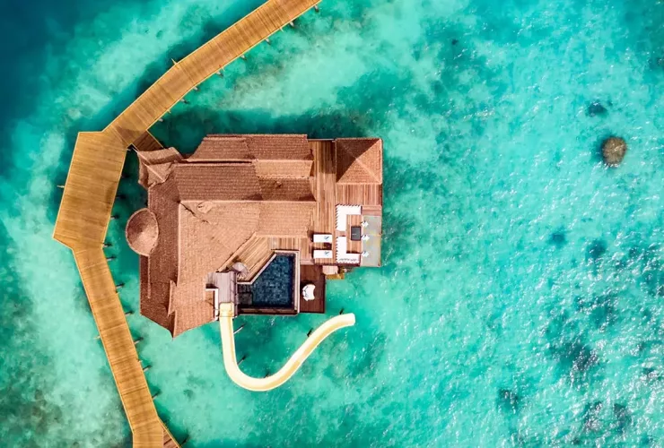 Аквапарки и горки на Мальдивах Вилла Ocean Villa с водной горкой в отеле Ozen Reserve Bolifushi на Мальдивских островах, фото