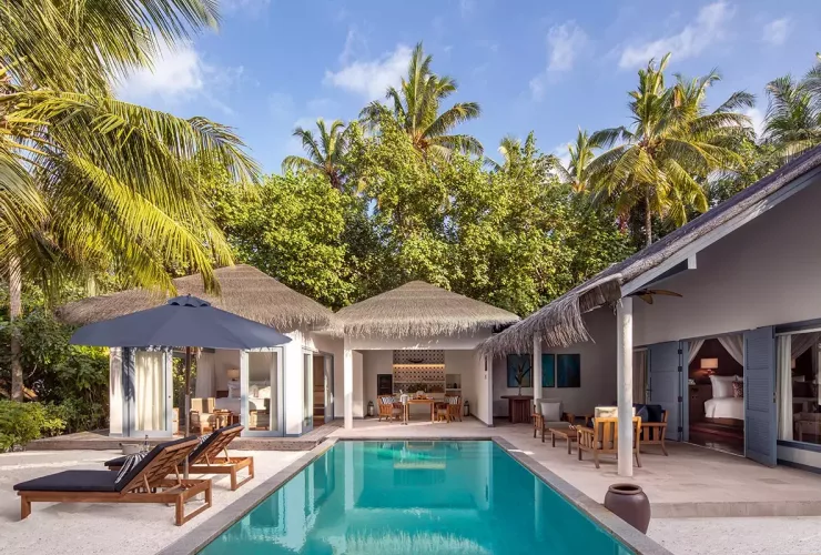 Raffles Maldives Meradhoo обновил пляжные виллы и открыл детский клуб Терраса с бассейном на вилле Beach Residence на курорте Raffles Maldives Meradhoo на Мальдивских островах, фото