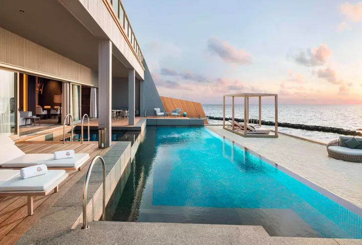 The St. Regis Maldives Vommuli Resort представляет предложение Ultra-Luxe Терраса с бассейном на вилле John Jacob Astor Estate на курорте The St. Regis Maldives Vommuli Resort на Мальдивах, фото
