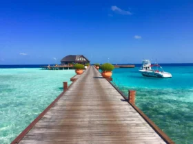 Причал с виллой на воде на курорте Sun Siyam Olhuveli Maldives на Мальдивских островах, фото