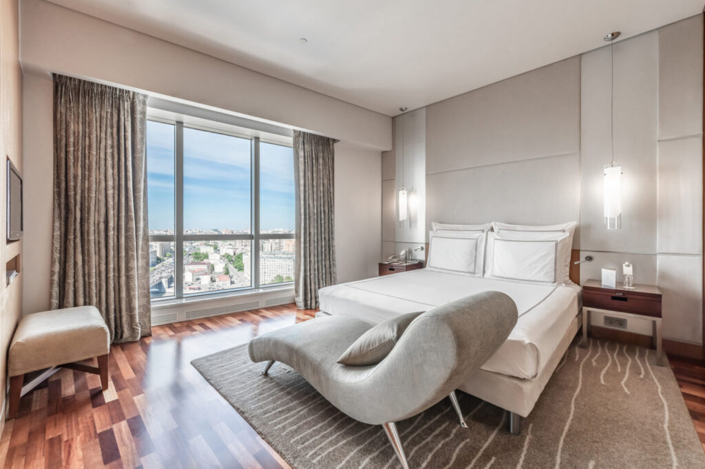 В сентябре 2025 года отель Swissôtel Krasnye Holmy Moscow отмечает своё 20-летие