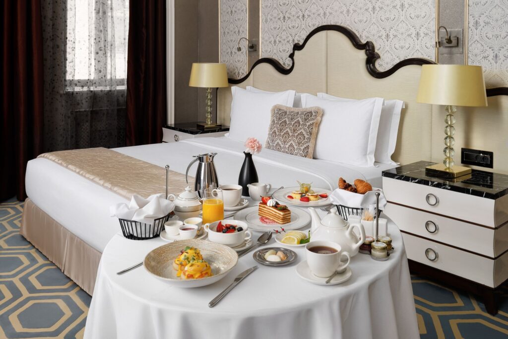Романтика в самом центре Москвы: свадебная съёмка в отеле The St. Regis Moscow Nikolskaya