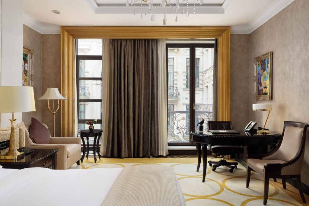 Романтика в самом центре Москвы: свадебная съёмка в отеле The St. Regis Moscow Nikolskaya