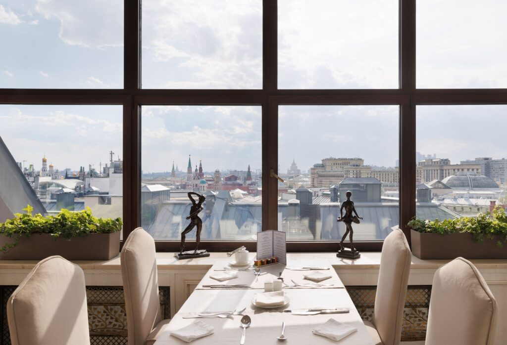 Романтика в самом центре Москвы: свадебная съёмка в отеле The St. Regis Moscow Nikolskaya